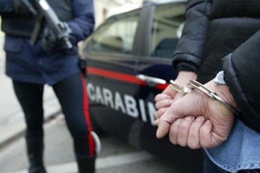 Minaccia i vicini, arrestato a Pachino