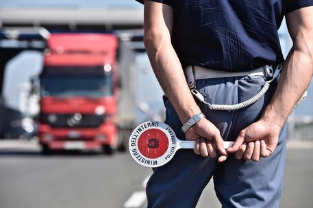 Rapinarono e ferirono tabaccaio, presi