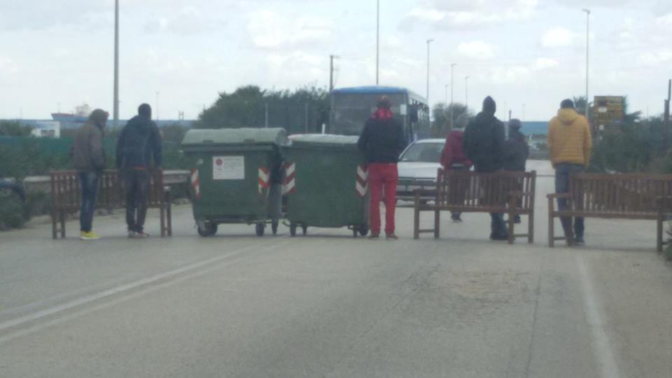 Siracusa:Protesta a Targia: migranti bloccano la strada
