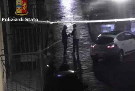 Droga: ‘piazza spaccio’ clan, 16 arresti Polizia Catania sgomina gruppo organizzato con modello militare