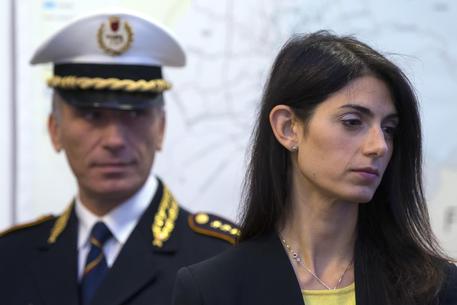 Virginia Raggi indagata per la nomina del fratello di Marra