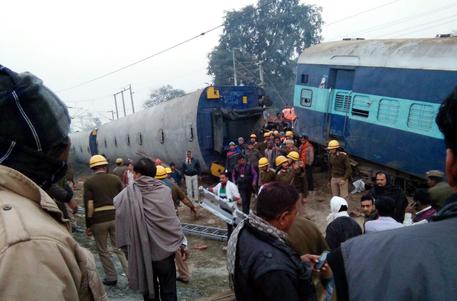 India: deraglia treno, 32 morti Altre 100 persone sono rimaste ferite