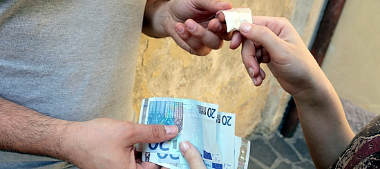 Blitz antidroga a Siracusa: arrestato un 19enne, due denunciati