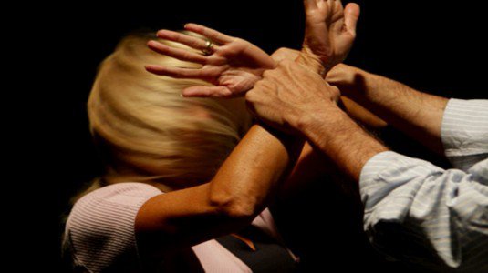 Pachino -Marito violento: 39enne allontanato dalla casa familiare con divieto di avvicinamento e braccialetto elettronico