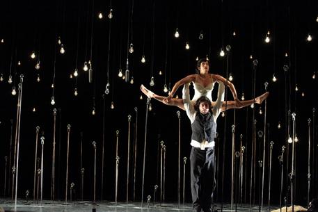 In scena al Biondo Bianco su Bianco Fantasia, illusionismo, giocoleria e pura poesia