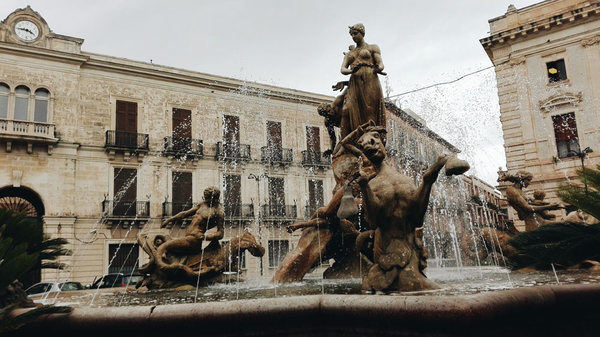 Siracusa, domani la Fontana di Diana illuminata dai colori dell’arcobaleno per la giornata internazionale contro l’omofobia