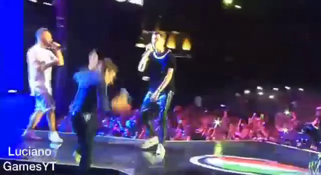 Morandi canta volare e cade da palco Artista risale e su Fb ironizza, “Prova di volo non riuscita” -GUARDA IL VIDEO-