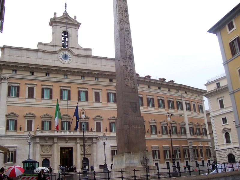 Società & Politica: infiltrazione mafiosa nelle istituzioni tra scioglimenti e accertamenti controversi