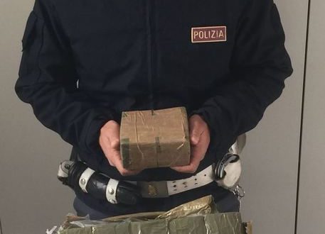 Siracusano bloccato dai poliziotti con 17 chili di hashish