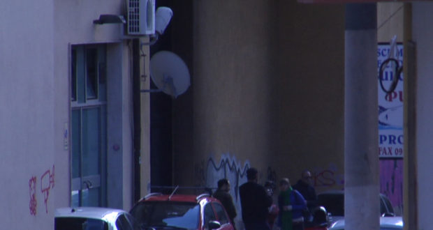 Siracusa, incendiata la vetrata di una palestra sportiva