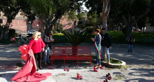 Augusta, vandalizzata la “panchina rossa”