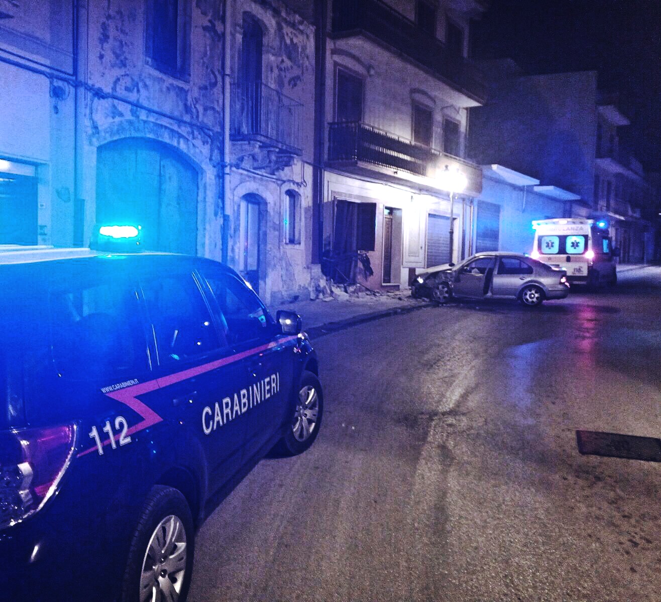 SORTINO (SR).	Ubriaco alla guida distrugge abitazione di un’anziana signora