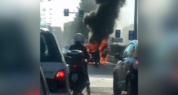 In fiamme una minicar in pieno viale Teracati (VIDEO)