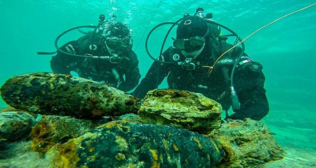 Le forze dell’ordine bonificano il mare di Cassibile