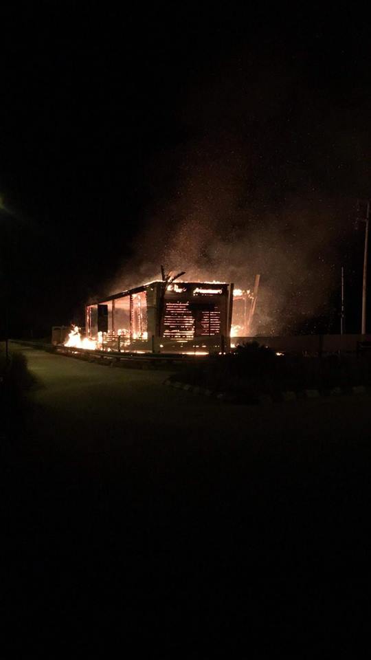 Priolo, incendio distrugge uno stabilimento balneare -GUARDA IL VIDEO-