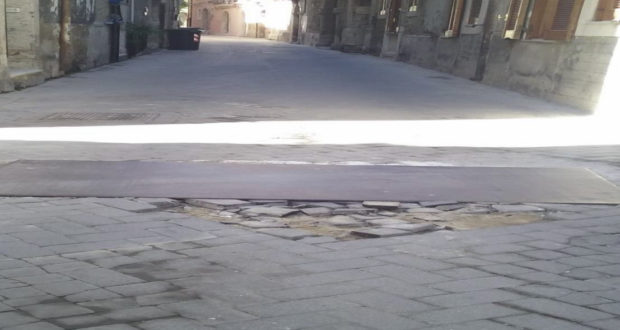 Marciapiedi e tombini: disagi per i residenti
