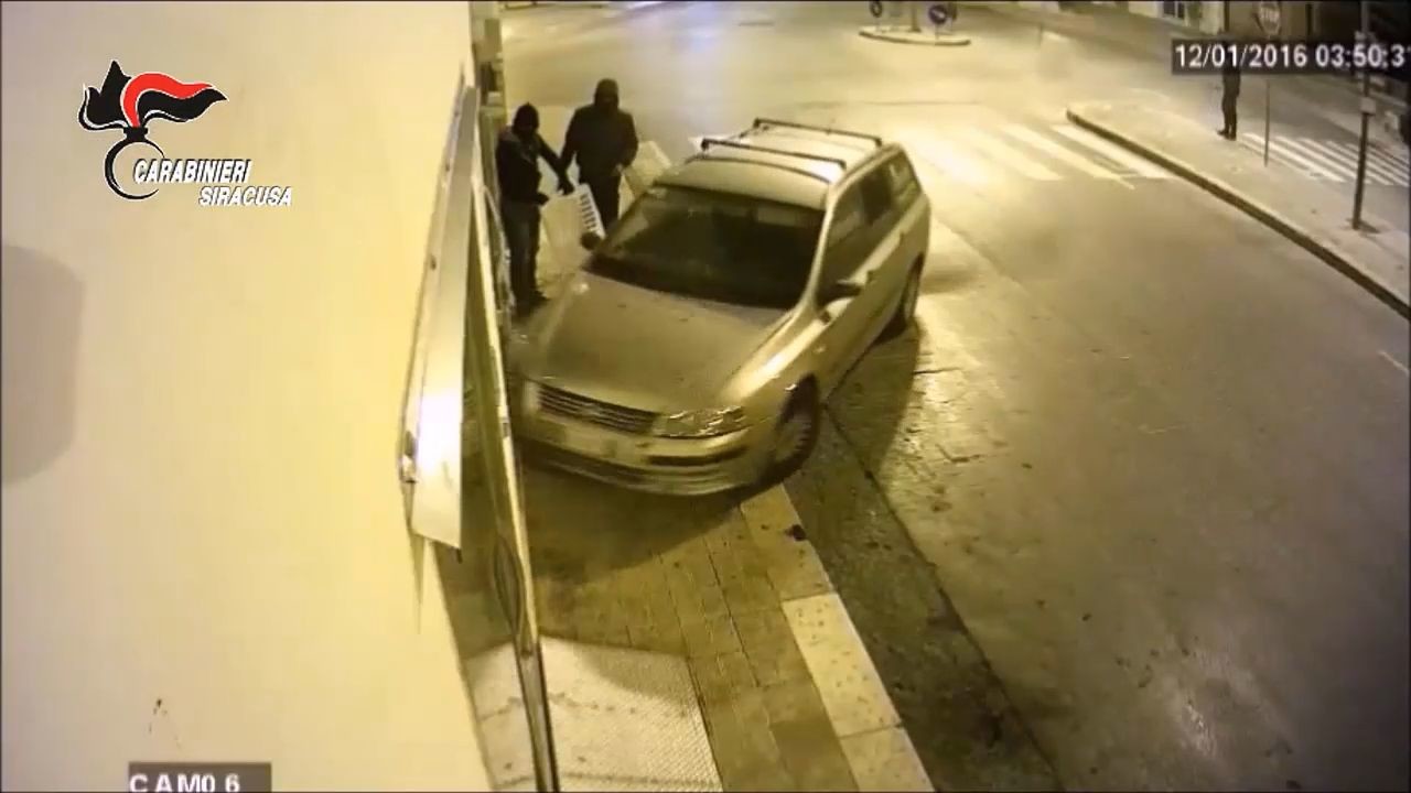 Furti con spaccata: i carabinieri arrestano 13 persone -GUARDA IL VIDEO-
