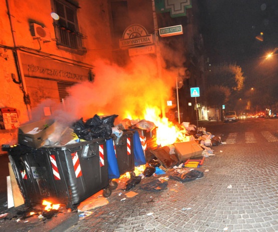 Cassonetti incendiati nuova emergenza a Palermo rifiuti in città