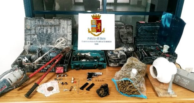 Noto, scoperto un rifugio di armi, droga e gioielli