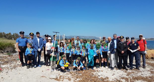 Carabinieri e volontari ripuliscono la riserva naturale di Priolo