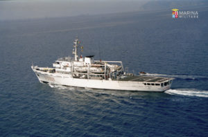 Due navi della Marina Militare in sosta al porto grande