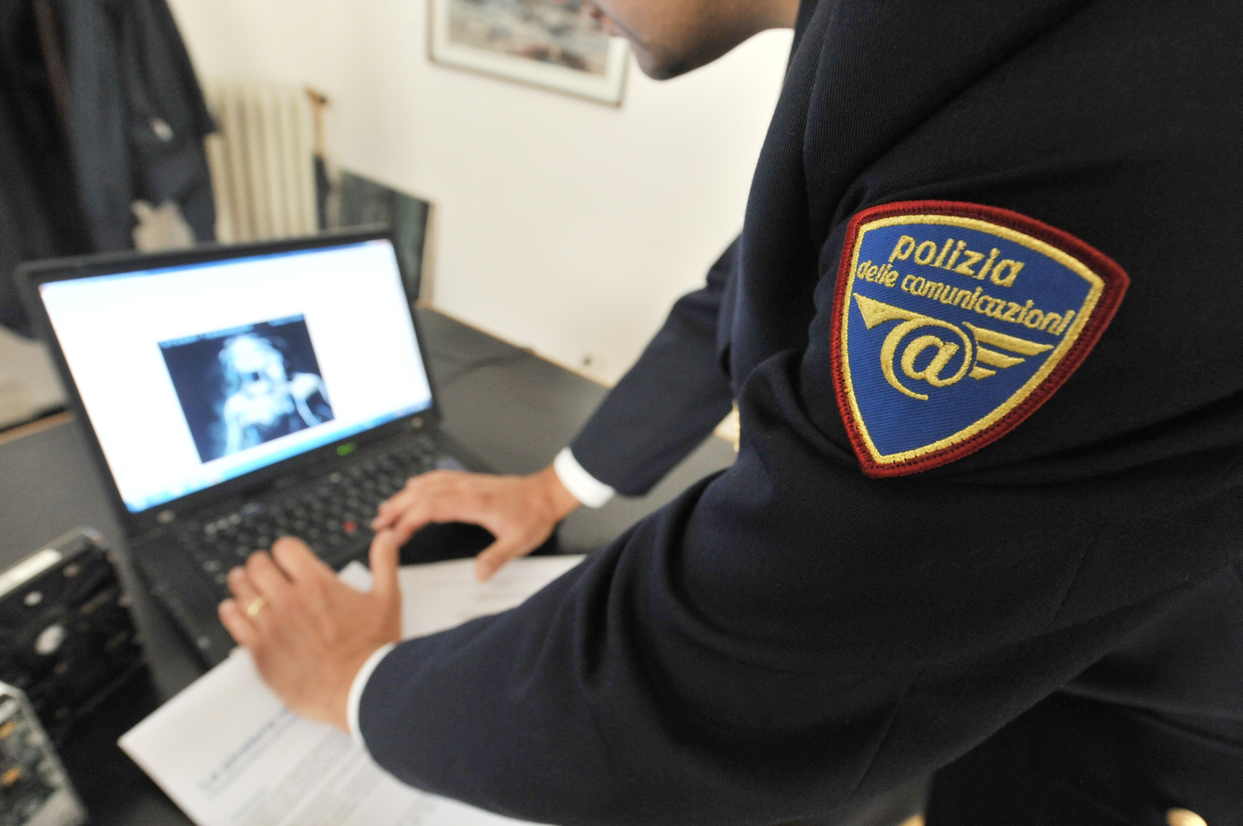 Gli insidia donna, post arma su Fb