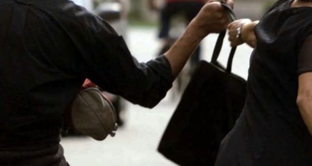Lentini, scippò la borsa a due anziane: arrestato