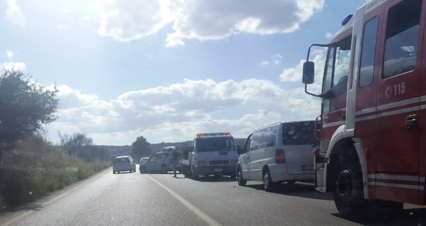 Incidente sulla Maremonti, station vagon si ribalta in corsa