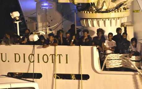 Iniziato sbarco da Diciotti I primi a scendere sono stati 12 giovanissimi