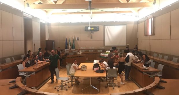 I dipendenti della ex Pfe occupano la sala consiliare