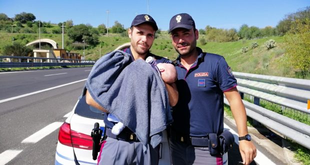 Lentini, la Polstrada soccorre una famiglia in difficoltà
