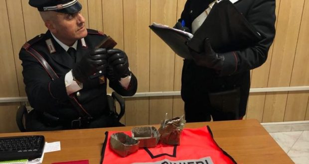 Rosolini, droga in casa: padre e figlio in manette