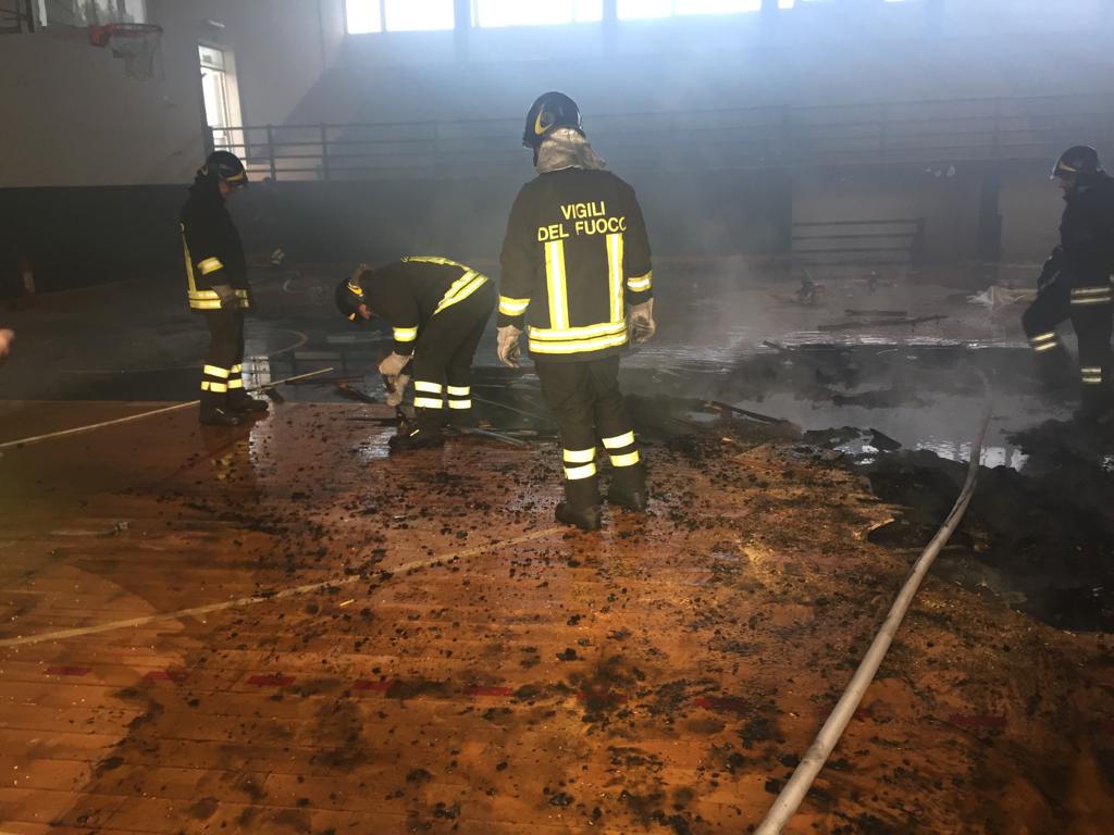 Priolo, un violento incendio al Centro Polivalente