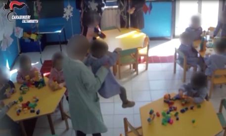 Maltrattava bambini in asilo, arrestata insegnante