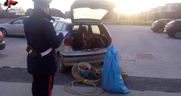 Floridia, tentano un furto in un magazzino: presi