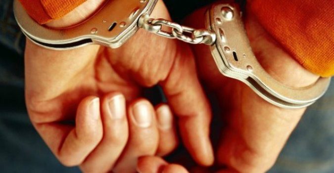 Pachino. Infrange il finestrino di un auto e ruba una borsa: arrestato un 25enne