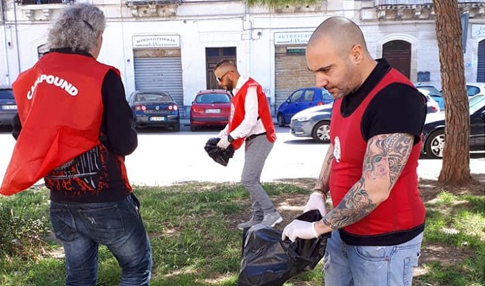 Siracusa, militanti di CasaPound ripuliscono il parco di piazza Euripide