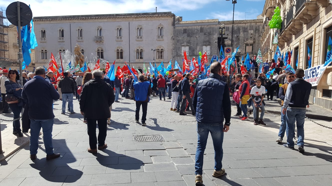 Dignità e lavoro: in centinaia in corteo a Siracusa