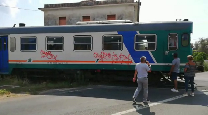 Siracusa, locomotiva blocca il traffico per 20 minuti (VIDEO)