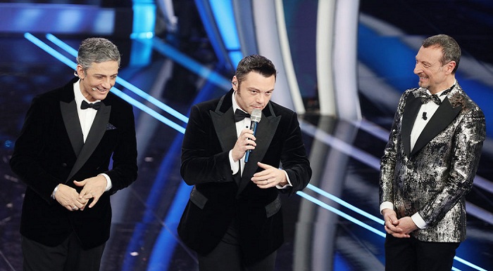 Festival di Sanremo 2020. Fiorello bacia in bocca Tiziano Ferro, lui diventa rosso e dice: “Rischio il divorzio”