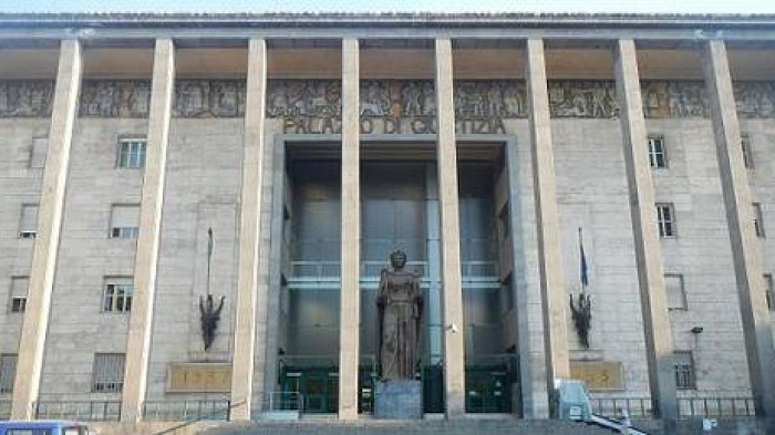 Rapinarono centro scommesse commessa in Pachino -pena ridotta in appello