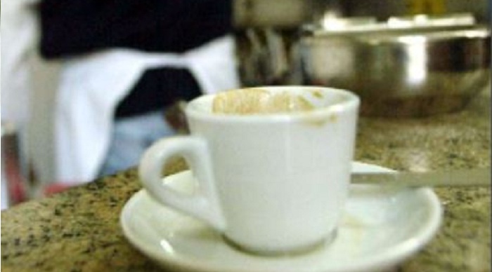 Fase 2, ordina caffè al bar e decide di pagarlo 50 euro: cliente, siete stati chiusi 50 giorni, ‘è il minimo,