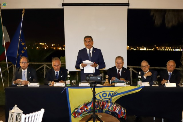 Passaggio della campana al Lions Club Siracusa Host: Riccardo Lo Monaco passa il testimone a Salvatore Di Benedetto.