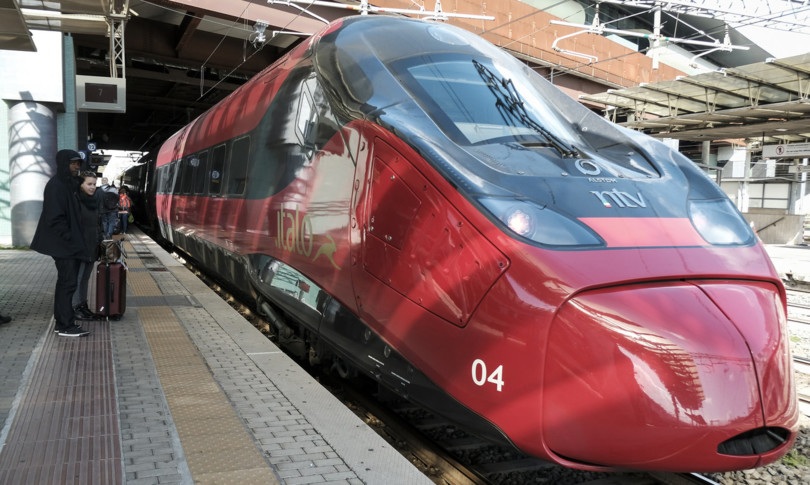 Dietrofront del governo sui treni, torna il distanziamento a bordo