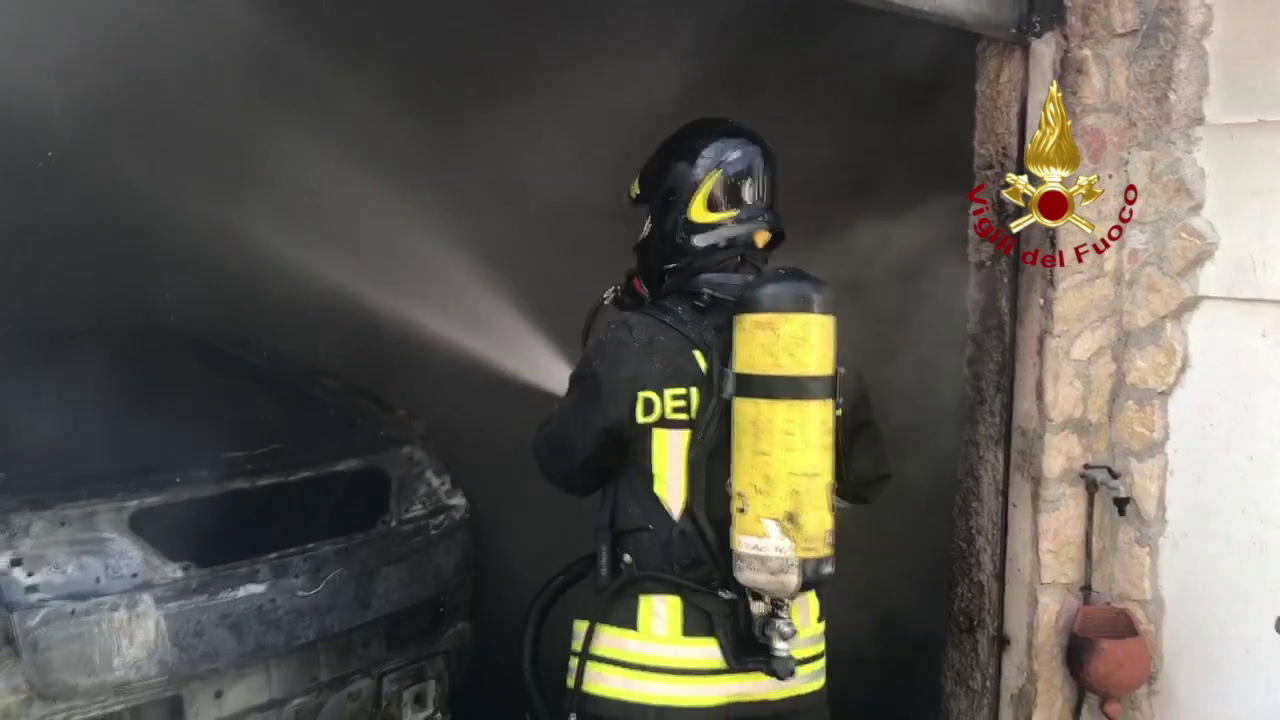 Palermo: incendio auto in garage (Video)