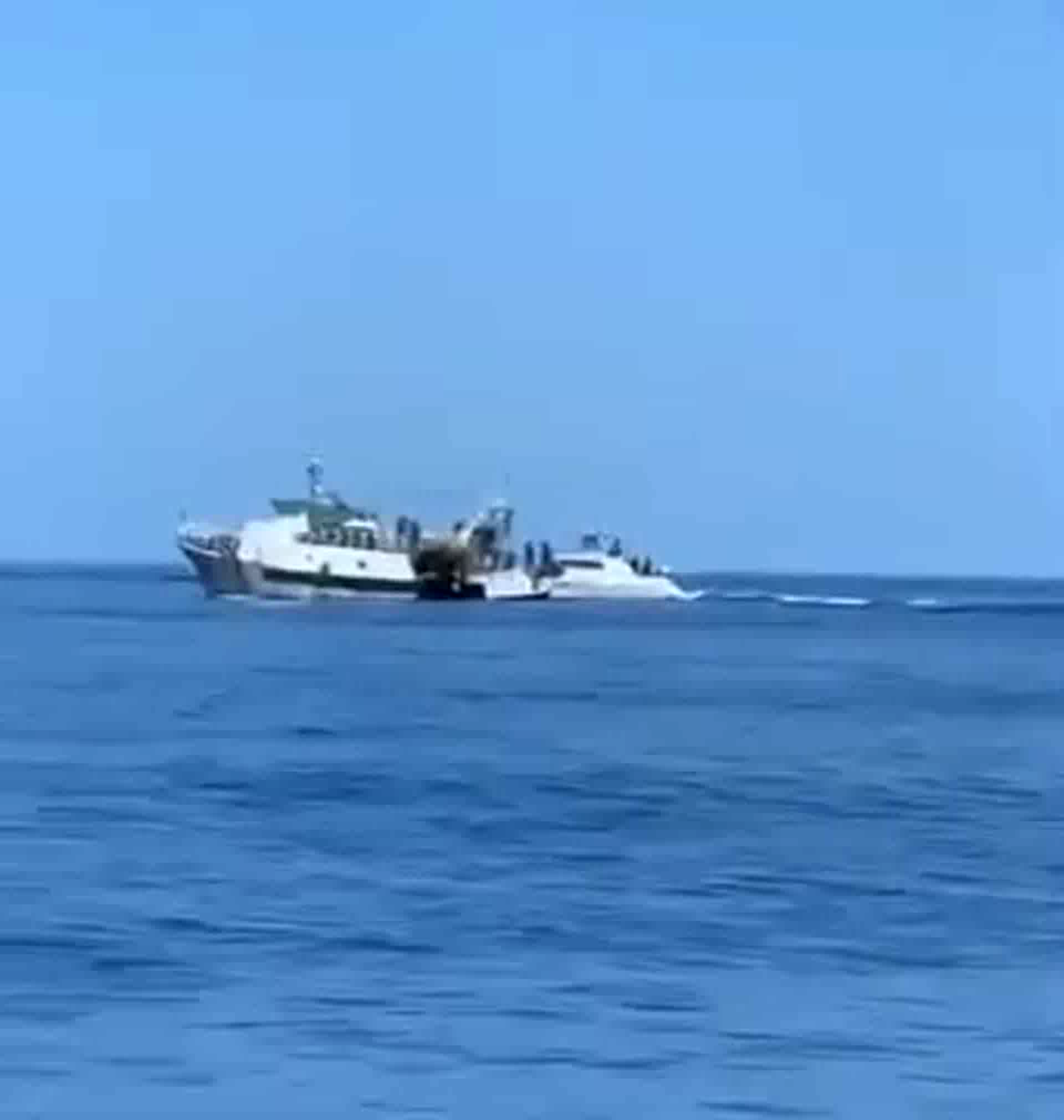 Lampedusa, peschereccio tunisino non si ferma all’alt: la Finanza spara – Il video dello speronamento della motovedetta