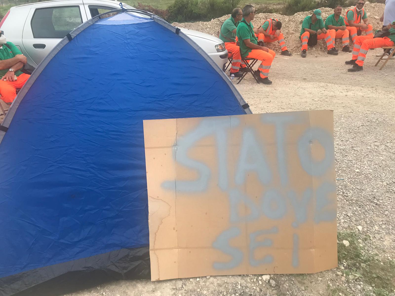 Pachino, sciopero della fame per gli operatori ecologici (foto)