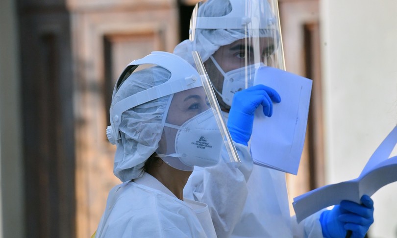 Nuova impennata dei contagi: oggi 15.199 casi e 127 morti