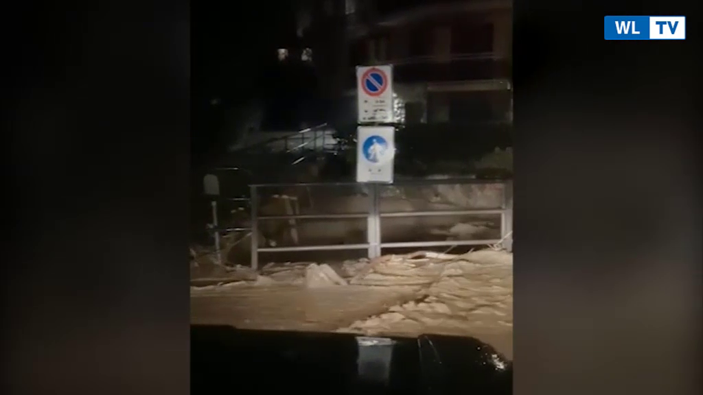 Maltempo, il momento in cui il fiume entra in Limone Piemonte, esonda il Vermegnano e invade le strade