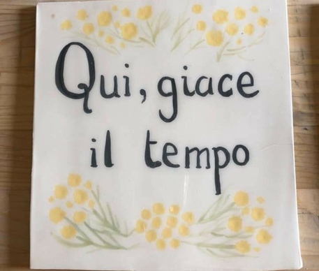 Covid – Piastrelle inno alla vita in paese,artista denunciata